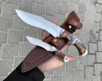 Couteau de chasse fait main personnalisé deux en un 4116 en acier inoxydable allemand, manche en bois de noyer avec étui en cuir