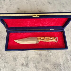 Personalisiertes Jagdmesser: Rasiermesserscharfer Zebrawood-Griff, Lederscheide Navy Blue Velvet Box
