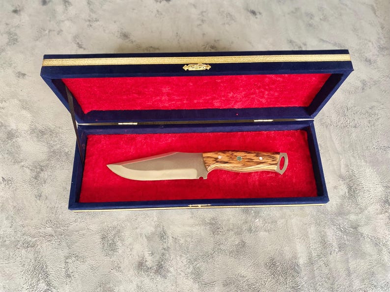 Personalisiertes Jagdmesser: Rasiermesserscharfer Zebrawood-Griff, Lederscheide Navy Blue Velvet Box