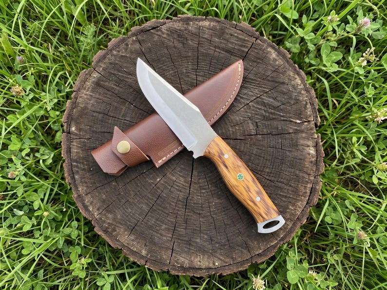Personalisiertes Jagdmesser: Rasiermesserscharfer Zebrawood-Griff, Lederscheide Bild 4