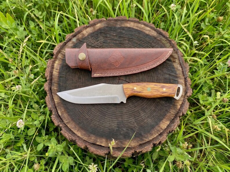 Personalisiertes Jagdmesser: Rasiermesserscharfer Zebrawood-Griff, Lederscheide Bild 6