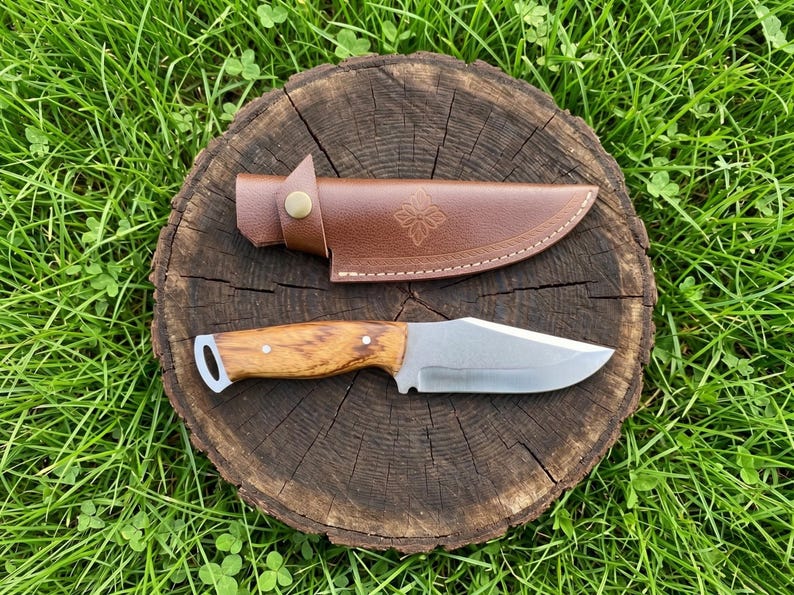 Personalisiertes Jagdmesser: Rasiermesserscharfer Zebrawood-Griff, Lederscheide Bild 5