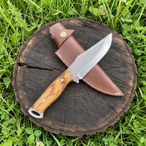 Personalisiertes Jagdmesser: Rasiermesserscharfer Zebrawood-Griff, Lederscheide Bild 2