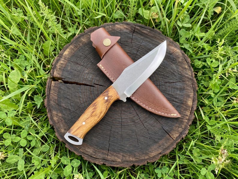 Personalisiertes Jagdmesser: Rasiermesserscharfer Zebrawood-Griff, Lederscheide Bild 2