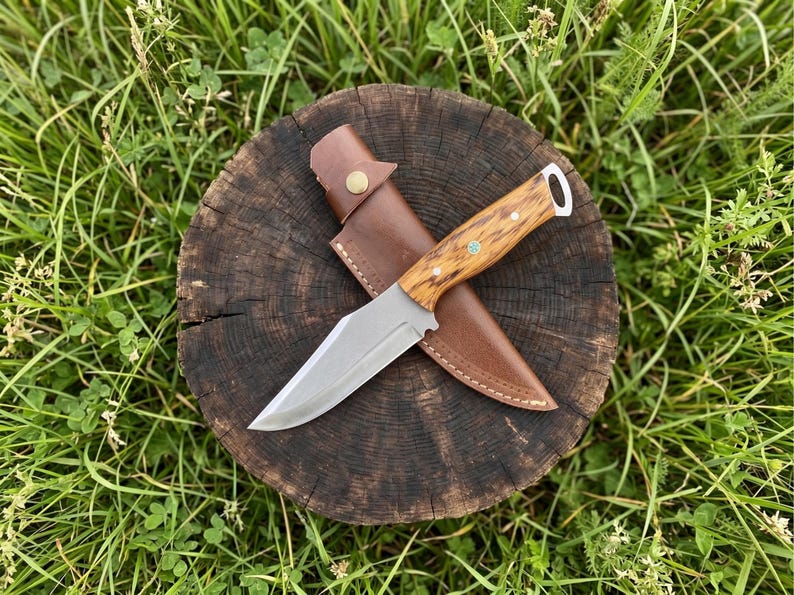 Personalisiertes Jagdmesser: Rasiermesserscharfer Zebrawood-Griff, Lederscheide Bild 1