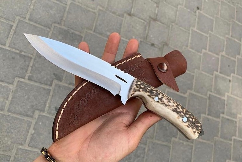 A comfortable and ergonomic handle with a stylish design