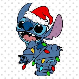 Puede incluir: Ilustración de dibujos animados de Stitch, un personaje alienígena azul, con un gorro de Papá Noel y envuelto en luces navideñas. Las luces son rojas, verdes y amarillas. El fondo es blanco con lunares grises.
