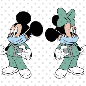 Könnte beinhalten: Mickey und Minnie Maus als Ärzte verkleidet, die grüne Scrubs, weiße Handschuhe und blaue Gesichtsmasken tragen. Sie halten Stethoskope.