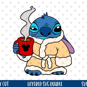 Peut inclure: Personnage bleu Stitch portant une robe jaune avec une bordure en fourrure blanche, tenant une tasse rouge avec un icône Mickey Mouse et de la vapeur sortant de la tasse.