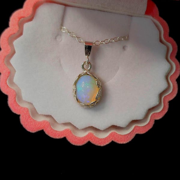 Colar com pingente de opala etíope AAA genuína de 10 x 8 mm em prata esterlina com moldura floral