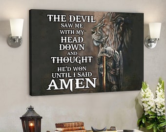 Puede incluir: Una impresión en lienzo con un león y un caballero sosteniendo una espada. El texto dice "The Devil Saw Me With My Head Down And Thought He'd Won Until I Said Amen."