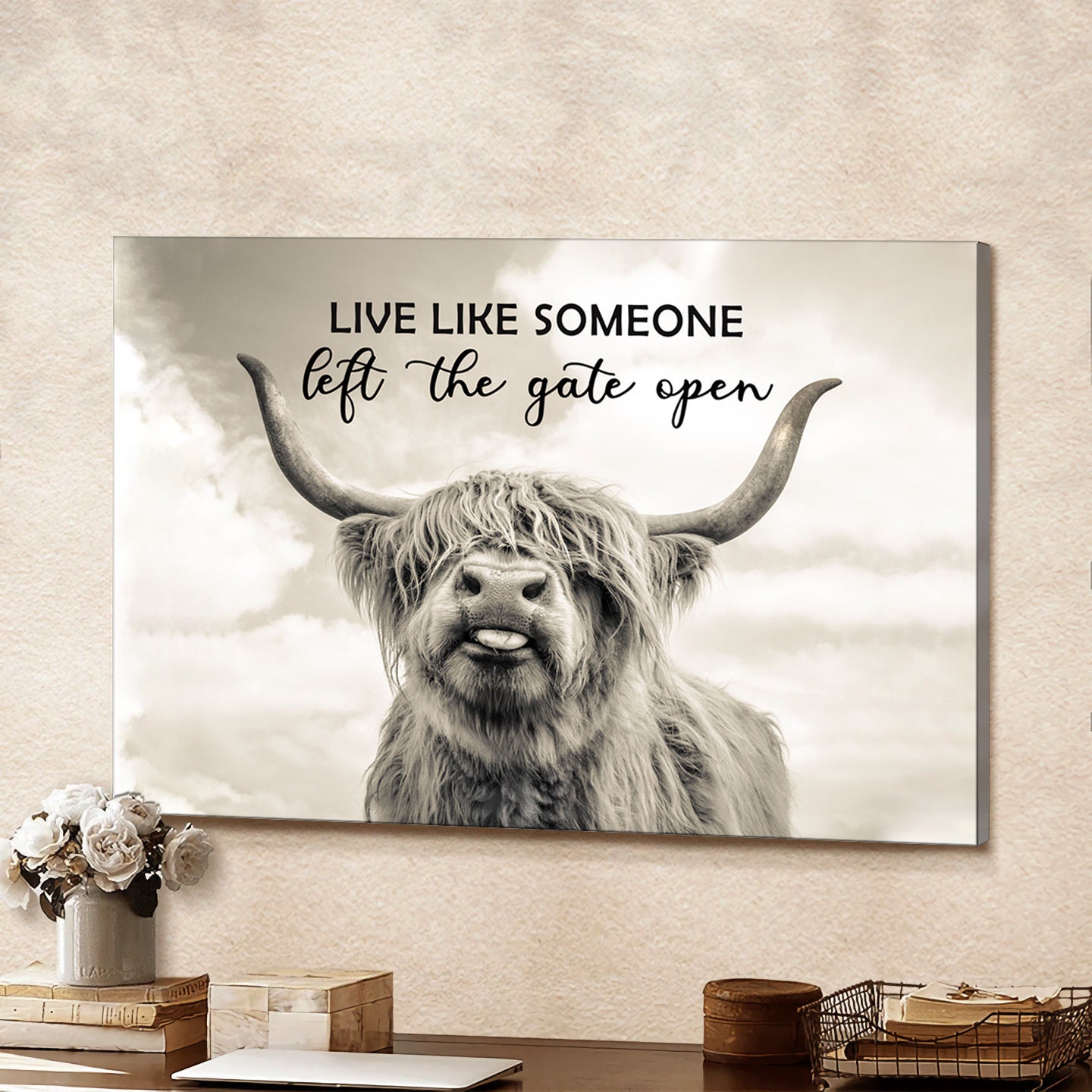 Stampa Su Tela Retrò Con Mucca E Scritta 'Live Like Someone Left The Gate Open' – Quadro 29x38 Cm, Bianco E Nero, Pronto Da Appendere