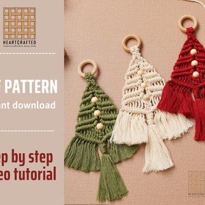 Puede incluir: Tres adornos de &aacute;rbol de Navidad de macram&eacute; hechos a mano con anillos de madera y cuentas. Los adornos son verdes, blancos y rojos. La imagen incluye el texto "PDF PATTERN Instant download Step by step video tutorial".
