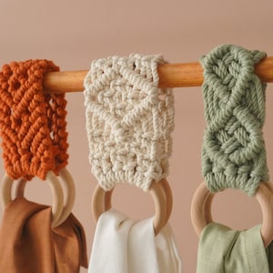 Porta asciugamani Macrame, Organizer da cucina, Regalo per la mamma, Accessori da cucina, Portatovaglioli, Mid Century Modern, Porta asciugamani in legno H84