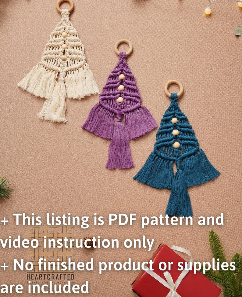 Puede incluir: Tres adornos de &aacute;rbol de Navidad de macram&eacute; con cuentas de madera y borlas. Los adornos son de color crema, morado y azul verdoso. El texto de la imagen dice "Esta lista es un patr&oacute;n PDF y una instrucci&oacute;n de video solamente + No se incluye ning&uacute;n producto terminado o suministros".