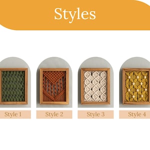 Pu&ograve; includere: Quattro arazzi da parete in macram&egrave; incorniciati. Lo stile 1 &egrave; verde, lo stile 2 &egrave; arancione, lo stile 3 &egrave; crema e lo stile 4 &egrave; giallo con perline bianche. La parola "Styles" &egrave; nella parte superiore dell'immagine.