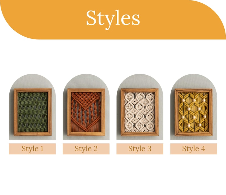 Pu&ograve; includere: Quattro arazzi da parete in macram&egrave; incorniciati. Lo stile 1 &egrave; verde, lo stile 2 &egrave; arancione, lo stile 3 &egrave; crema e lo stile 4 &egrave; giallo con perline bianche. La parola "Styles" &egrave; nella parte superiore dell'immagine.