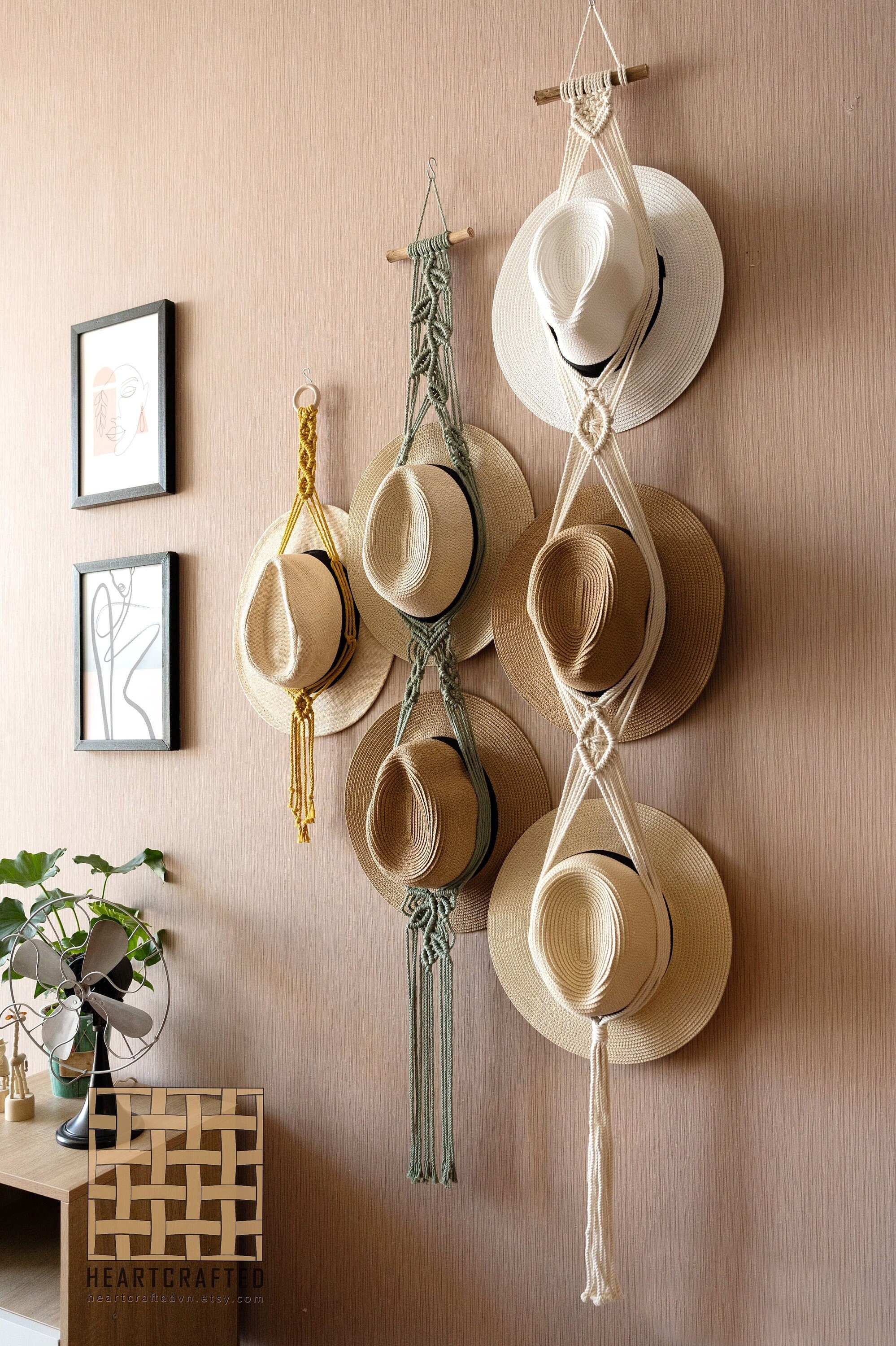 Chapeau à accrocher au mur et décoration naturelle bohème chic
