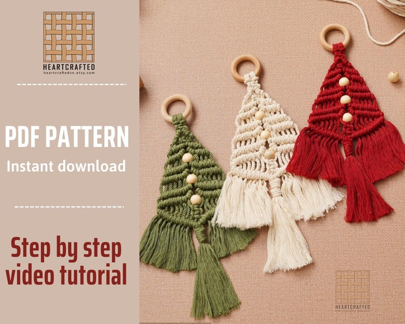 Puede incluir: Tres adornos de &aacute;rbol de Navidad de macram&eacute; hechos a mano con anillos de madera y cuentas. Los adornos son verdes, blancos y rojos. La imagen incluye el texto "PDF PATTERN Instant download Step by step video tutorial".