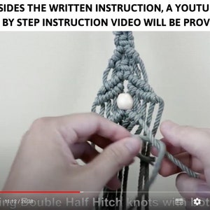 Puede incluir: Primer plano de una mano haciendo un nudo en un proyecto de macram&eacute;. El proyecto est&aacute; hecho con cord&oacute;n gris claro y tiene una cuenta de madera. El texto "Double Half Hitch knots with 2" es visible en la parte inferior de la imagen.