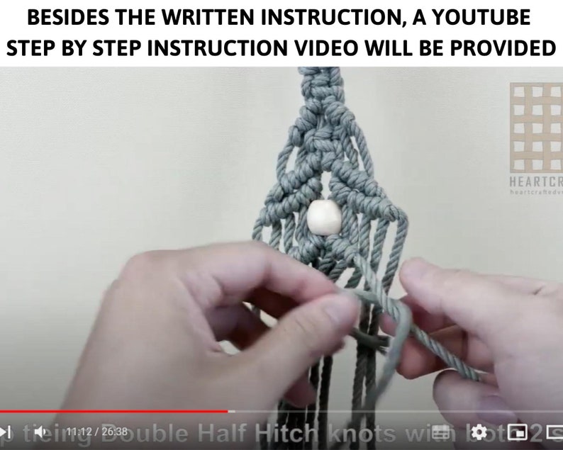Puede incluir: Primer plano de una mano haciendo un nudo en un proyecto de macram&eacute;. El proyecto est&aacute; hecho con cord&oacute;n gris claro y tiene una cuenta de madera. El texto "Double Half Hitch knots with 2" es visible en la parte inferior de la imagen.