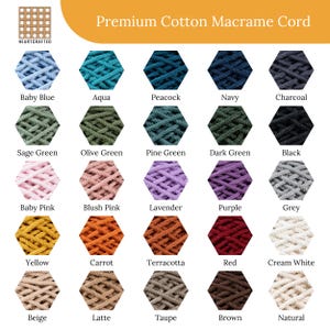 Pu&ograve; includere: Una tabella colori di cordoncino macram&egrave; di cotone premium in varie tonalit&agrave;. I colori includono azzurro, acqua, pavone, blu navy, carbone, verde salvia, verde oliva, verde pino, verde scuro e nero. Ulteriori colori sono rosa baby, rosa blush, lavanda, viola e grigio.