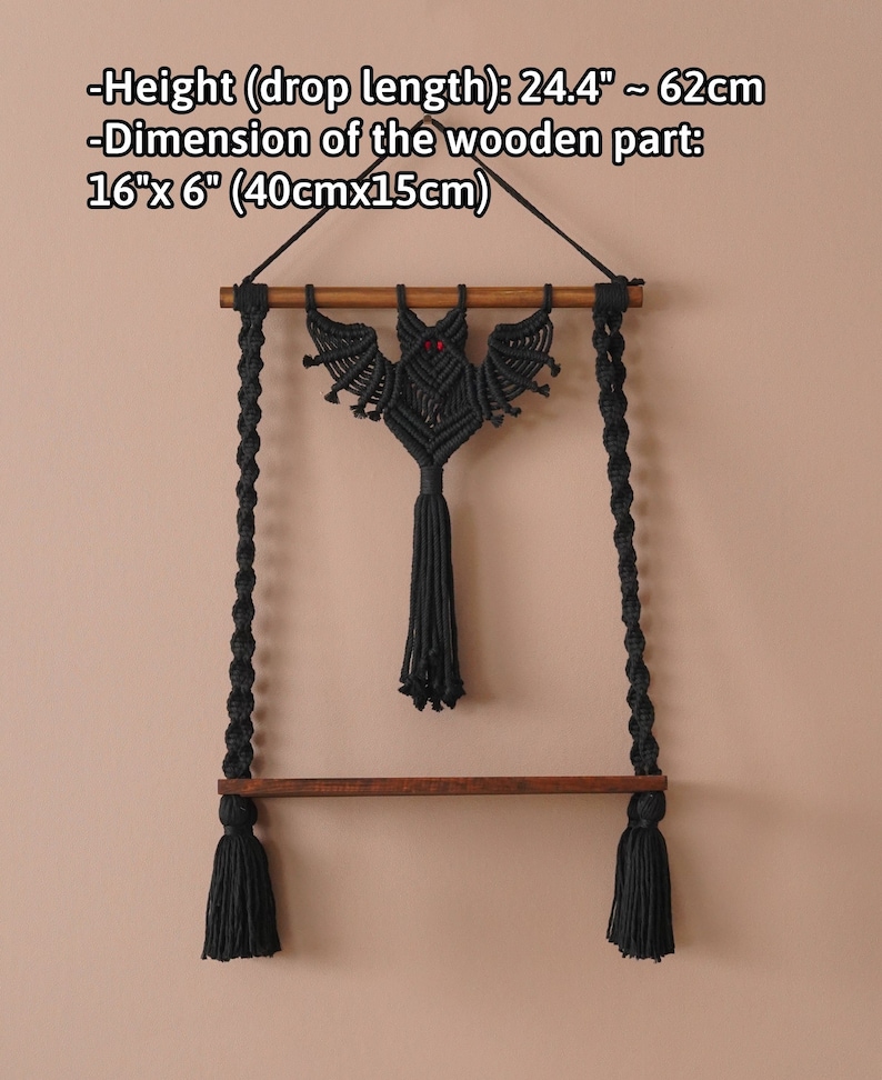 Pu&ograve; includere: Appeso a parete in macram&egrave; nero con un design a forma di pipistrello e occhi rossi. L'appeso ha un'asta di legno e due nappe nere. L'appeso &egrave; lungo da 62 cm a 62 cm e la parte in legno misura 40 cm x 15 cm.