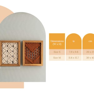 Pu&ograve; includere: Due arazzi da parete in macram&egrave; incorniciati. Uno &egrave; bianco sporco, l'altro color ruggine. Le cornici sono in legno. La taglia S &egrave; 20 x 25 cm, e la taglia M &egrave; 30 x 40 cm. L'arte murale &egrave; esposta su una parete grigio chiaro.