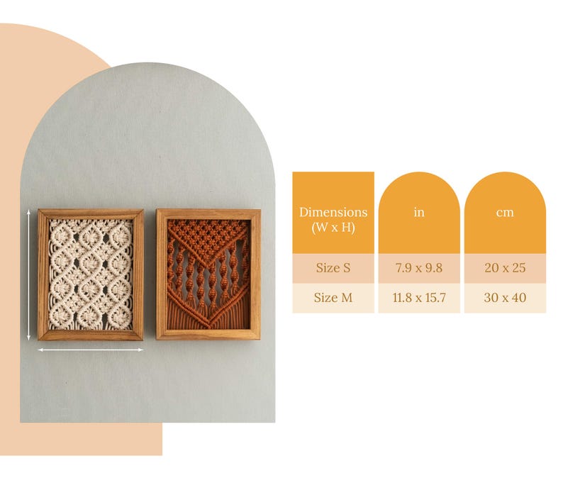 Pu&ograve; includere: Due arazzi da parete in macram&egrave; incorniciati. Uno &egrave; bianco sporco, l'altro color ruggine. Le cornici sono in legno. La taglia S &egrave; 20 x 25 cm, e la taglia M &egrave; 30 x 40 cm. L'arte murale &egrave; esposta su una parete grigio chiaro.