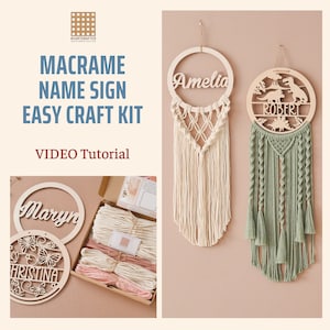 Puede incluir: Un kit de manualidades para hacer un letrero de macramé con nombre, con tres aros de madera, dos de los cuales están decorados con los nombres "Amelia" y "Robert", y el tercero con un diseño de dinosaurio. El kit incluye hilo blanco y rosa, instrucciones y un tutorial en video.