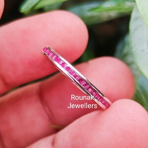 Naturlig rubin alliansring: Vigselring i sterlingsilver