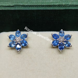 Pendientes de zafiro azul, delicados pendientes de zafiro, pendientes de plata, pendientes bohemios, pendientes de flor, pendientes minimalistas, regalos para damas de honor