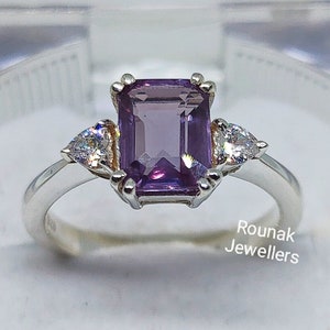 Delicado anillo de alejandrita en plata de ley: corte esmeralda, circonita cúbica