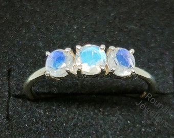 Anillo de piedra lunar arcoíris en plata 925: minimalista y apilable