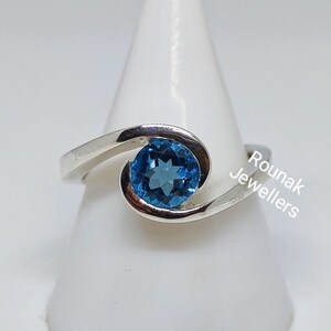 Anello in topazio blu naturale, anello minimalista, anello solitario, argento sterling 925, regalo di compleanno, anello anniversario, anello donna, regalo per lei.