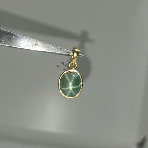 Pendentif Ancien Argenté Avec Pierre Verte - Saphir ? - Occasion