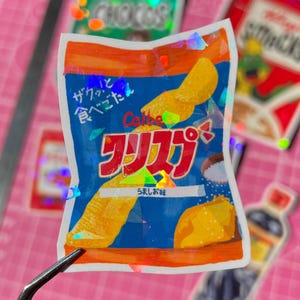 Holografische sticker van een zakje Calbee-chips, Japans merk, 4,5 x 6 cm