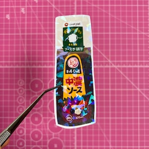 Grote holografische sticker Japanse bulldog saus 10,8 cm x 4 cm