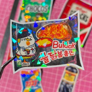 Sticker holographique nouilles ramen coréen Buldak - nourriture kawaii - autocollant 5x7cm