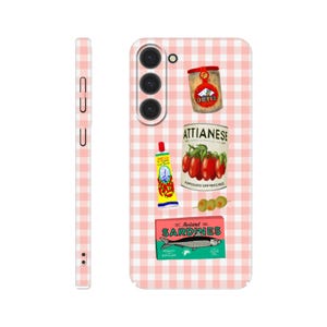 Roze Samsung hoesje met ruitjesmotief – Mediterrane scrapbookstijl – Illustratie van olijven, harissa en sardines – Uniek handgemaakt ontwerp