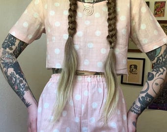 Conjunto de dos piezas vintage hecho a mano de los años 70 y 80, color rosa pálido con lunares.