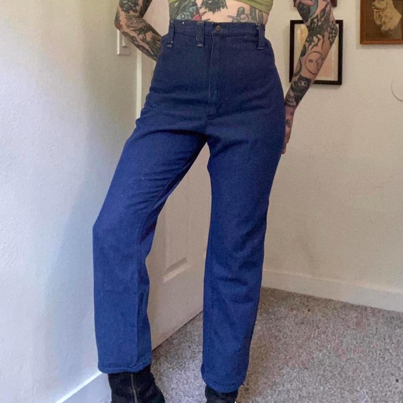 Vaqueros Wrangler de cintura alta con lavado oscuro para señoras, años 60 y 70 imagen 1