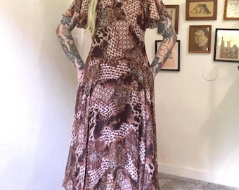 Vestido largo vintage de los 90, color marrón, con mangas acampanadas y patchwork.