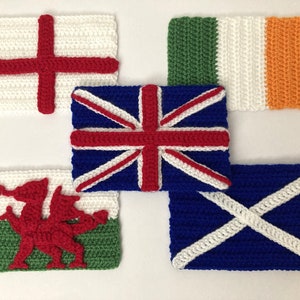 Op de afbeelding: Vijf gehaakte vlaggen van het Verenigd Koninkrijk: Engeland, Schotland, Wales, Ierland en de Union Jack.