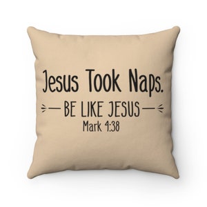 Puede incluir: Coj&iacute;n beige con texto negro que dice "Jesus Took Naps. - BE LIKE JESUS - Mark 4:38"