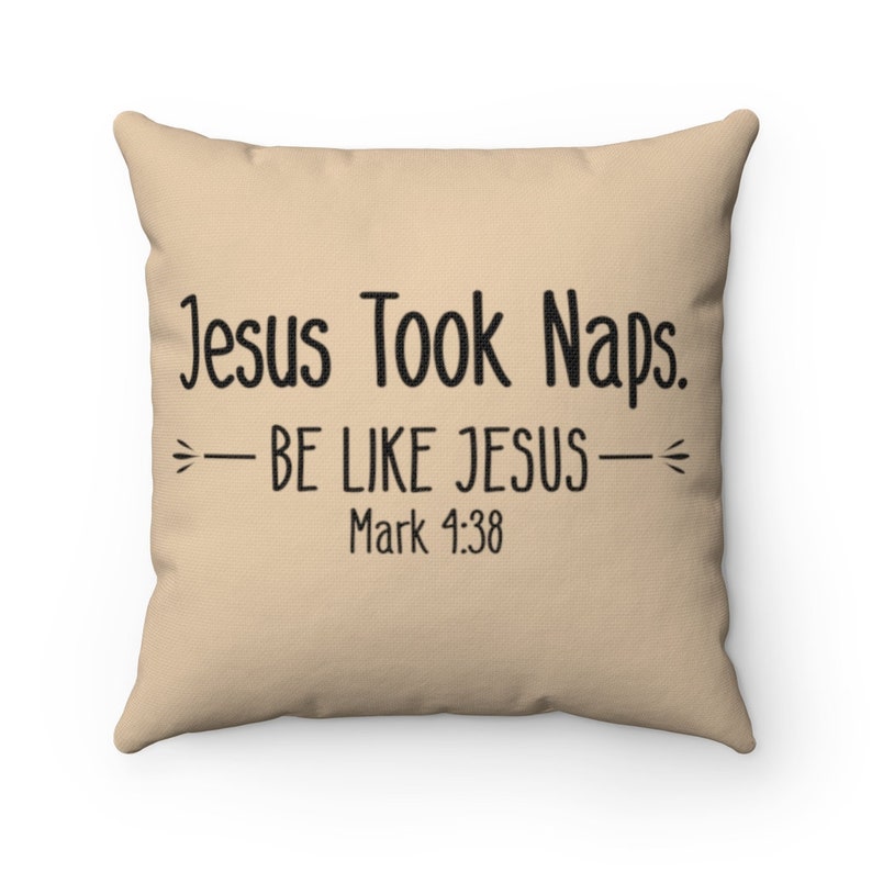 Puede incluir: Coj&iacute;n beige con texto negro que dice "Jesus Took Naps. - BE LIKE JESUS - Mark 4:38"