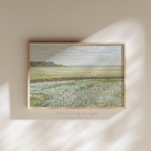 Peut inclure: Une impression encadrée avec une peinture à l'aquarelle d'un champ de fleurs blanches. Le ciel est bleu clair avec quelques nuages. Le texte "Car Dieu ne nous a pas donné un esprit de peur, mais de puissance, d'amour et de maîtrise de soi." 2 Timothée 1:7 est imprimé en haut de l'image.