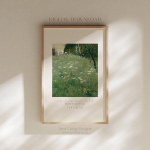Pode incluir: Um download digital de uma impressão de arte imprimível que apresenta uma pintura de um campo de flores silvestres com uma citação da Bíblia: "Lance sobre ele toda a sua ansiedade, porque ele cuida de você." 1 Pedro 5:7. A impressão é emoldurada em uma moldura de madeira clara e tem um fundo branco. O texto "New Living Designs" e "christian home decor" está impresso abaixo da imagem.