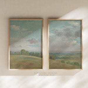 Op de afbeelding: Twee ingelijste prints met een landschapsafbeelding en een bijbelvers. De eerste print toont een vers uit Psalm 23:1, "De Heer is mijn herder, ik zal niets missen." De tweede print toont een vers uit Psalm 121:5, "De Heer zal u bewaren voor alle kwaad, Hij zal uw leven beschermen."