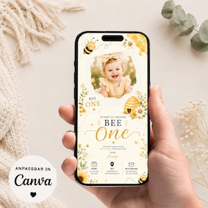 Op de afbeelding: Een digitale uitnodiging op een smartphonescherm met een bijenthema, gele bloemen, een honingraat en een bijenkorf. De tekst luidt Bee One, Kommt zu meinem Bee One, en bevat tijdelijke aanduidingen voor datum, locatie en RSVP-gegevens.